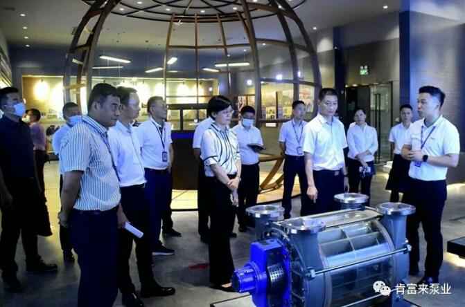 公司董事长、总经理陈迪(右一)向李军区长(右二)一行介绍星空网页版登录页面入口-星空online(中国)产品